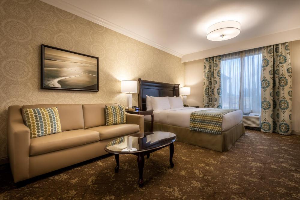 Deluxe King Courtyard interior
