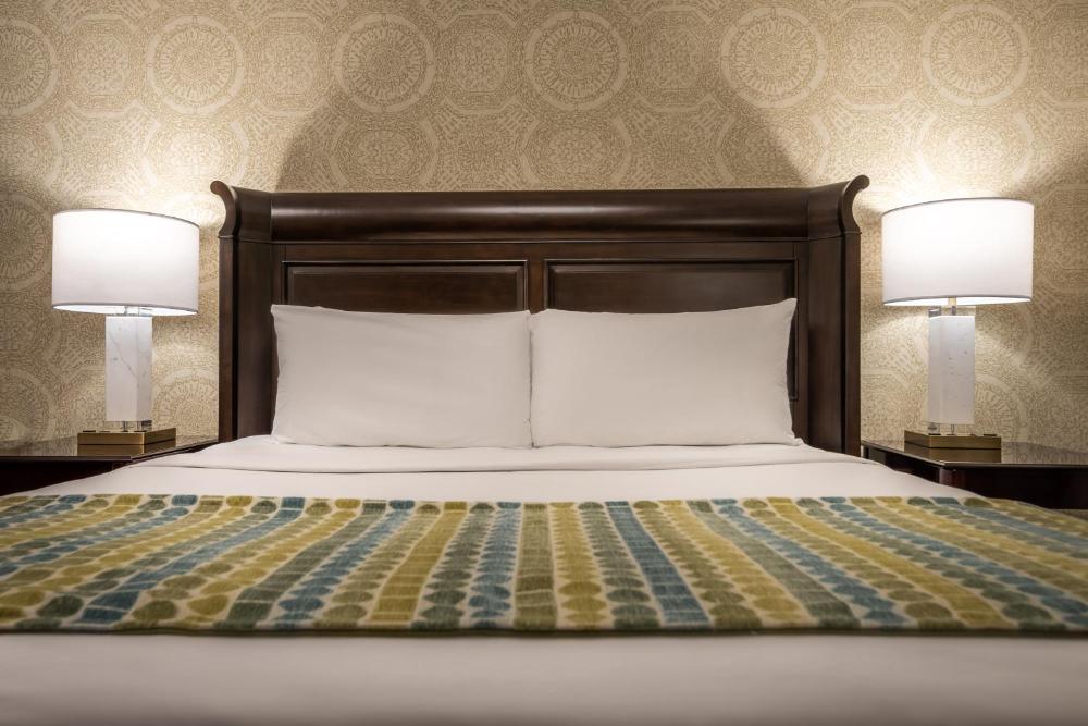 Deluxe Two Queen City View interior